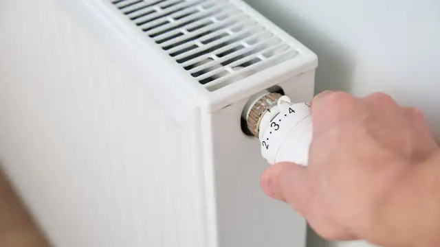 W którą stronę zakręcić grzejnik, aby uniknąć zimna w domu?