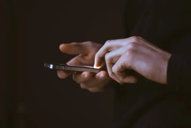 Mains utilisant un smartphone, frustrées par une application qui se ferme toute seule sur Android.