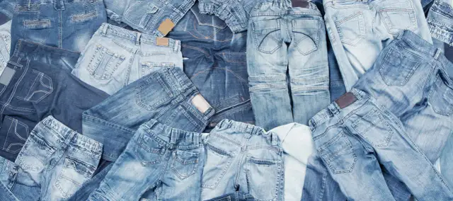 Stosy dżinsów, od jasnych po ciemne, przypominają o dziedzictwie Levi Strauss. Różne fasony i odcienie tworzą denimową mozaikę.