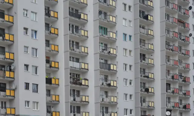 Sekrety polaryzacji rynku wtórnego: stare bloki z żółtymi i czerwonymi balkonami, dlaczego tanieją?