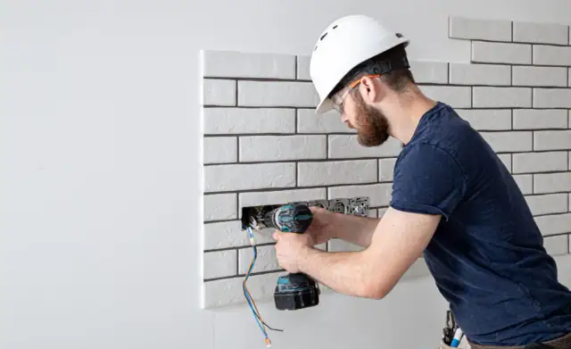 Ile zarabia elektryk na godzinę? Zaskakujące różnice w stawkach