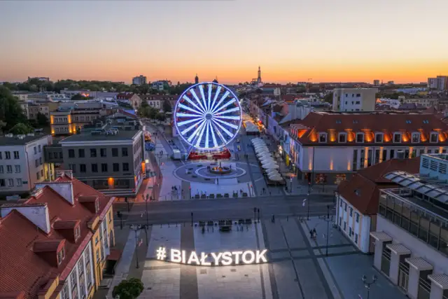 Podświetlany napis #BIAŁYSTOK i diabelski młyn na placu to świetne atrakcje dla dzieci Białystok.