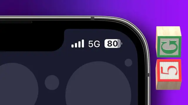 L'écran d'un iPhone 13 compatible 5G affiche le signal, la connexion 5G et le niveau de batterie. Deux blocs en bois avec les chiffres 5 et G sont à côté.