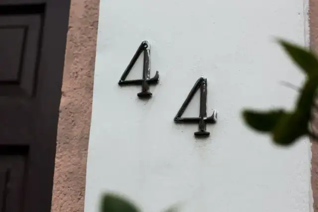 Prześladuje mnie liczba 44: Co oznacza ta tajemnicza liczba?