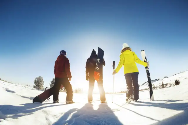 Narty czy snowboard kolana: Który sport jest mniej ryzykowny dla stawów?