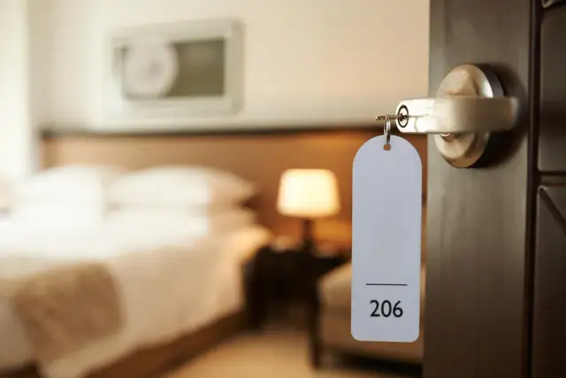Czy osoba niepełnoletnia może wynająć pokój w hotelu? Sprawdź zasady