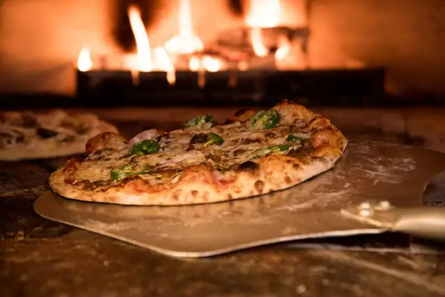 Łopata do pizzy drewniana czy metalowa – która jest lepsza dla Ciebie?