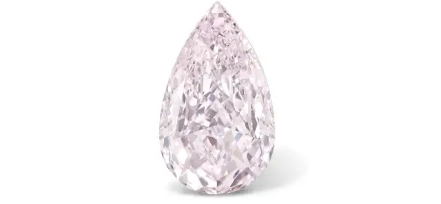 Ein tropfenförmiger, heller lila Diamant, dessen Name "The Graff Pink" lautet, funkelt im Licht.