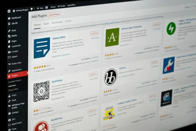 Ekran WordPress z listą wtyczek do zainstalowania, w tym Classic Editor i Gutenberg.