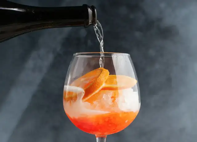 Orzeźwiający Aperol w szklance z lodem i pomarańczą. Idealny aperol przepis na lato.