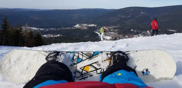 Ile kosztuje snowboard? Przewodnik po cenach nowego i używanego sprzętu