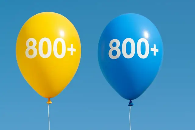 Dwa balony, żółty i niebieski, unoszą się na błękitnym niebie. Na każdym widnieje napis "800+".
