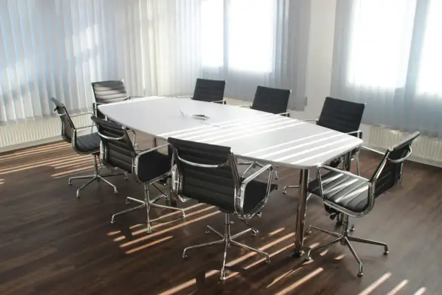 Jak urządzić pokój konferencyjny w miejscu pracy? 9 wskazówek