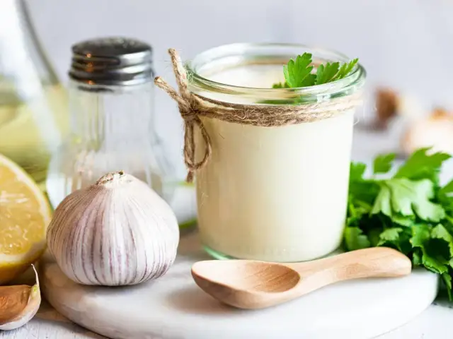 Sos aioli - Jak zrobić gładką emulsję bez rozwarstwiania?