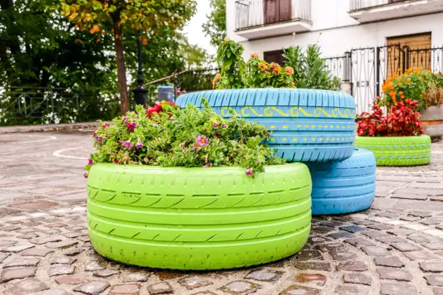 Stare opony w ogrodzie? Zmień je w dzieła sztuki DIY!