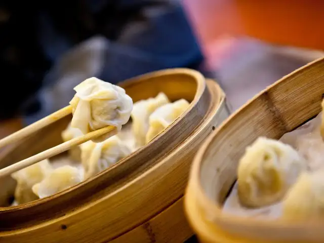 Dampfende Dumplings im Bambuskorb, bereit zum Genießen. Ein köstliches Dumplings Rezept zum Nachmachen.