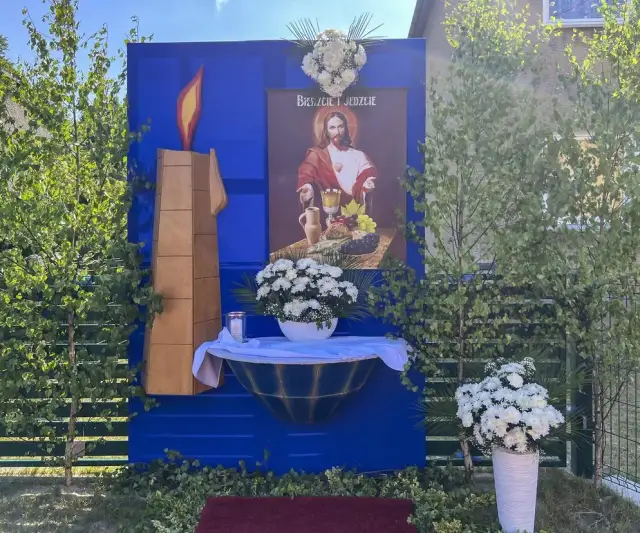 Jak wygląda ołtarz na Boże Ciało? Tradycje, dekoracje i inspiracje