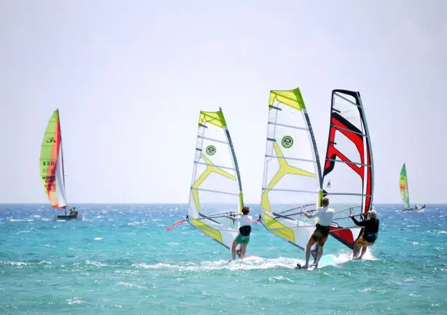 Windsurfing: Czy to trudne? Odkryj, jak łatwo zacząć!