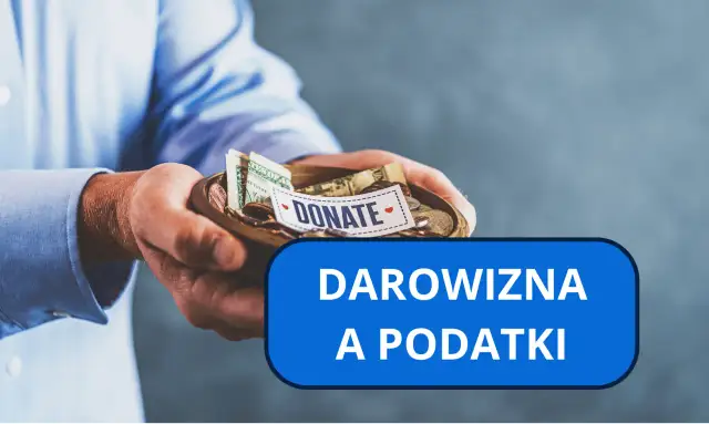 Dłonie trzymają miseczkę z pieniędzmi i monetami, na której widnieje napis "DONATE". Pod spodem niebieski prostokąt z napisem "DAROWIZNA A PODATKI".