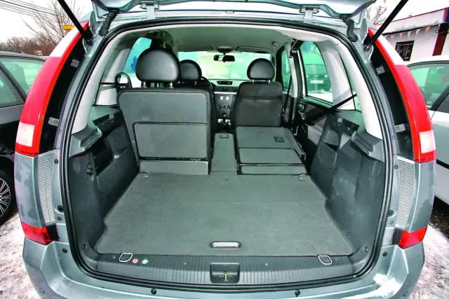 Opel Meriva pojemność bagażnika: złożone tylne siedzenia tworzą dużą, płaską przestrzeń ładunkową.