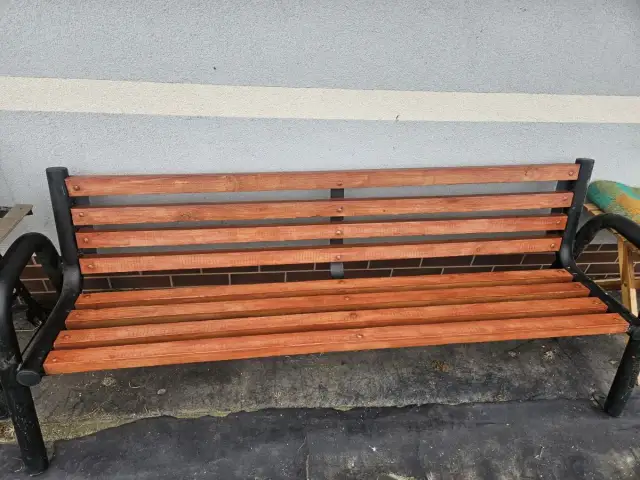 Jaką farbą pomalować ławkę - Jak trwale odnowić drewno i metal?