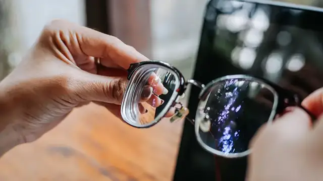 Okulary poprawiają wzrok? Prawda vs. mity co mówią specjaliści