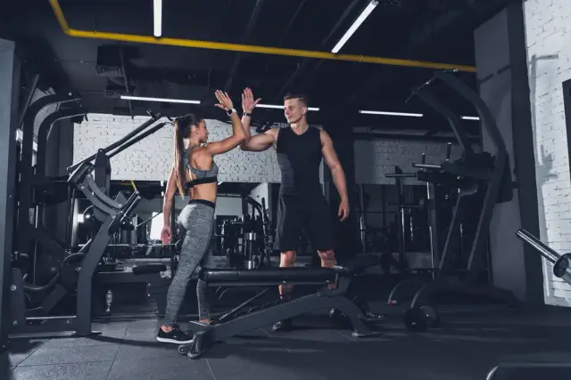 Co lepsze: crossfit czy siłownia? Odkryj wady i zalety obu treningów