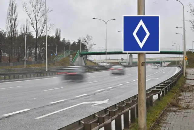 Biały romb na niebieskim tle - Co oznacza ten znak we Francji?