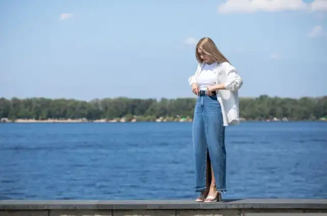 Jak nosić długą białą koszulę - 5 stylowych sposobów na modę