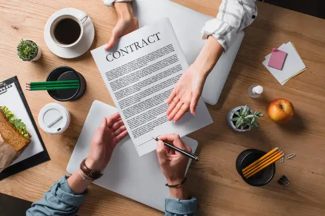 B2B w pracy - co to oznacza i kiedy opłaca się bardziej niż etat?