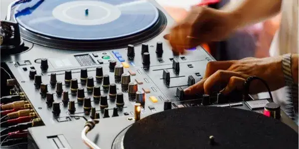 Na czym gra DJ? Odkryj najlepsze urządzenia i ich zastosowanie