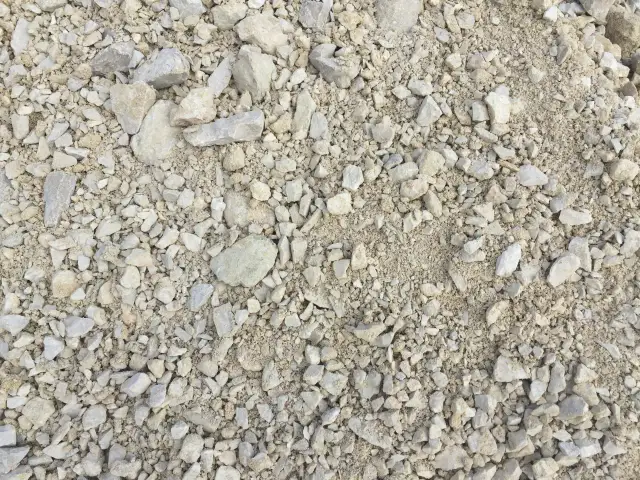 Kruszywo 0-63 mm, jasnoszare, o nieregularnych kształtach. Zastanawiasz się, ile waży 1m3 kruszywa 0-63?