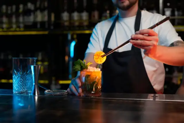 Chcesz zostać barmanem? Sprawdź, jak zacząć i ile zarobisz!