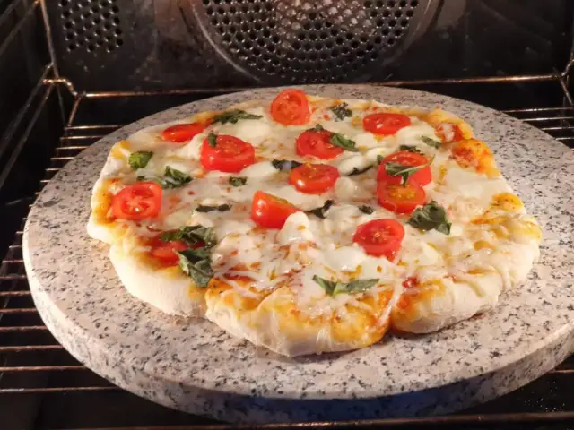 Jak piec pizzę na kamieniu, aby uniknąć najczęstszych błędów