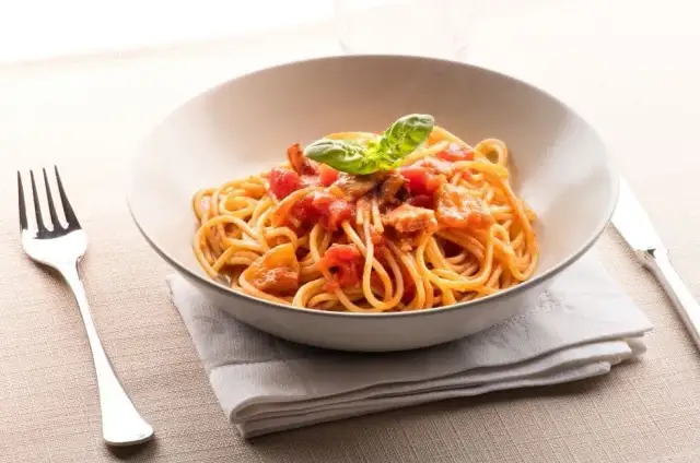 Jak jeść spaghetti, aby uniknąć bałaganu i zachować etykietę