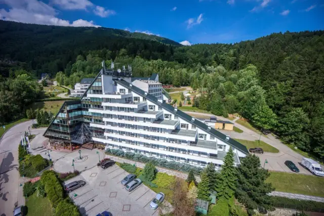 Hotel Klimczok Resort & Spa w Beskidach, otoczony lasem, z nowoczesną architekturą. Wiele pozytywnych hotel klimczok resort & spa opinie potwierdza jego urok.