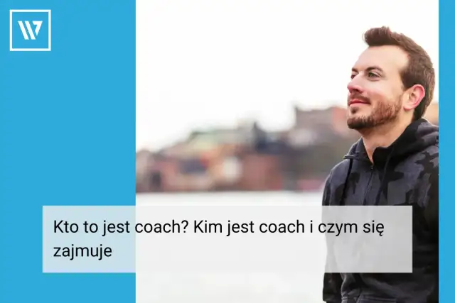 Mężczyzna w bluzie z kapturem patrzy w górę, na tle miasta.
