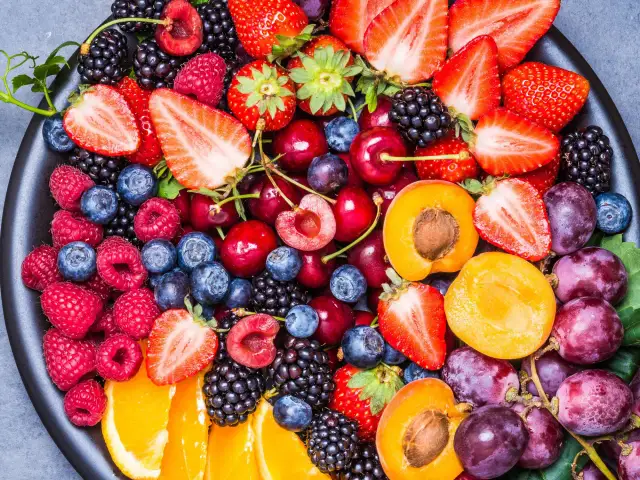 Beeren wie Himbeeren, Blaubeeren und Erdbeeren sind gute Optionen, wenn Sie wissen möchten, welches Obst am wenigsten Kohlenhydrate hat.