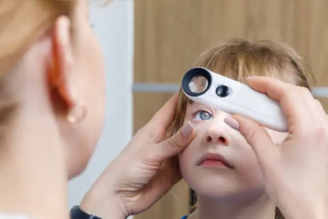 Astygmatyzm u dziecka: Kiedy okulary ratują wzrok?