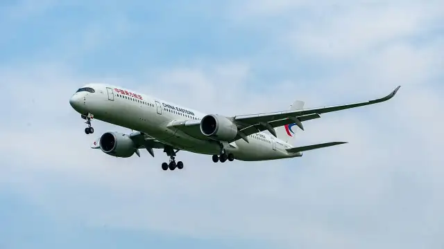 Samolot China Eastern zbliża się do lądowania. Zastanawiasz się, ile leci samolot z Chin do Polski?