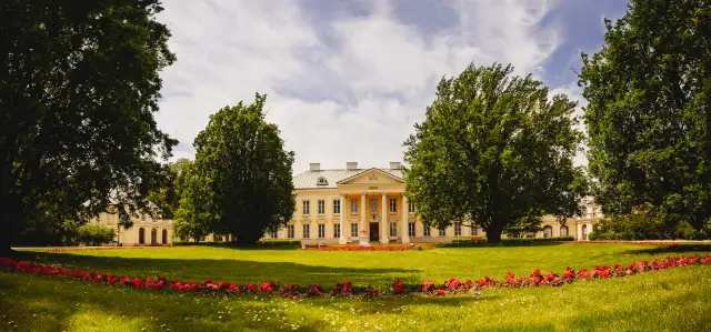 Walewice: Pałac, konie i romans Marii Walewskiej odkryj!