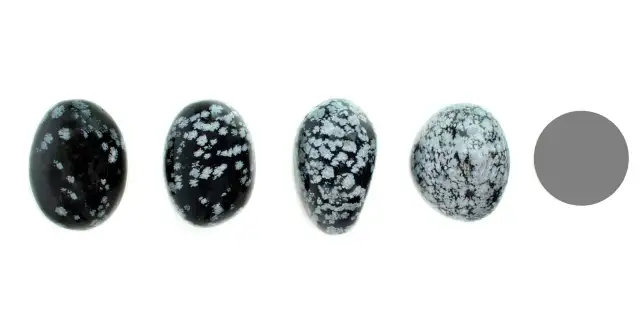 Vier polierte Steine aus schneeflockenobsidian, die wie kleine Eier geformt sind, liegen nebeneinander. Ein grauer Kreis rechts daneben.