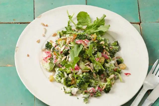 Frischer Brokkolisalat mit cremiger Soße, Rosinen und Sonnenblumenkernen, zubereitet im Thermomix.