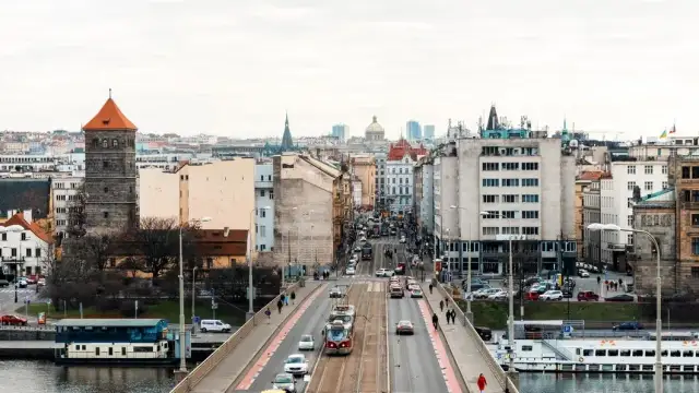 Praga autem: Jak wybrać najlepszą trasę i uniknąć mandatów?