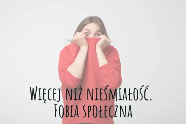 Przerażona kobieta w czerwonej bluzie zakrywa usta. Napis: "Więcej niż nieśmiałość. Fobia społeczna".