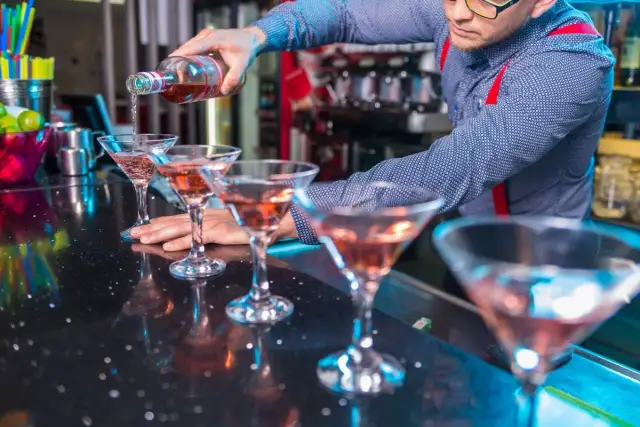 Ile zarabia barman w Sopocie? Zaskakujące fakty o pensjach!
