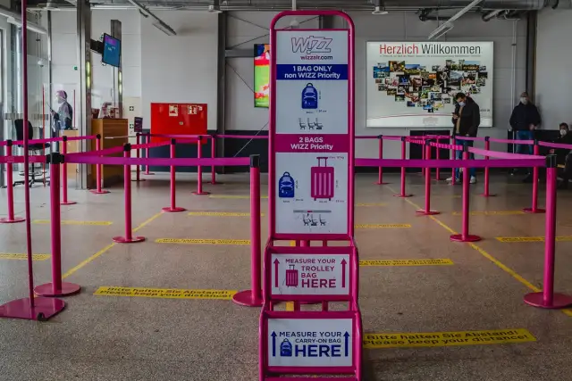 Wizz Air Gepäckmessstation mit Hinweisen zu Maßen und Gewicht.