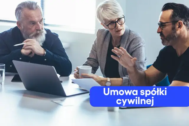 Trzy osoby dyskutują przy stole, na którym leży laptop. Na pierwszym planie widoczny jest tekst "Umowa spółki cywilnej".