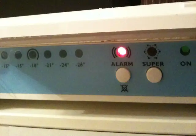 Panel kontrolny zamrażarki Whirlpool z migającą czerwoną diodą ALARM i przyciskami SUPER i ON.
