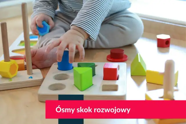 Dziecko bawi się drewnianymi klockami o różnych kształtach i kolorach.